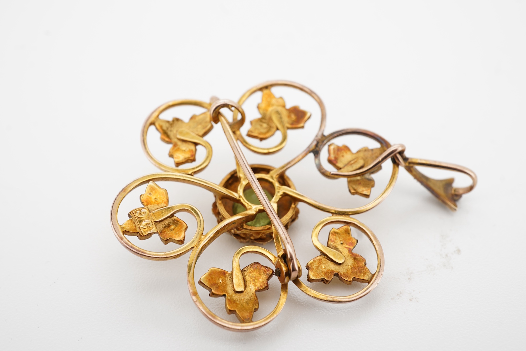 An Edwardian seed pearl and peridot pendant/brooch, early 20th century